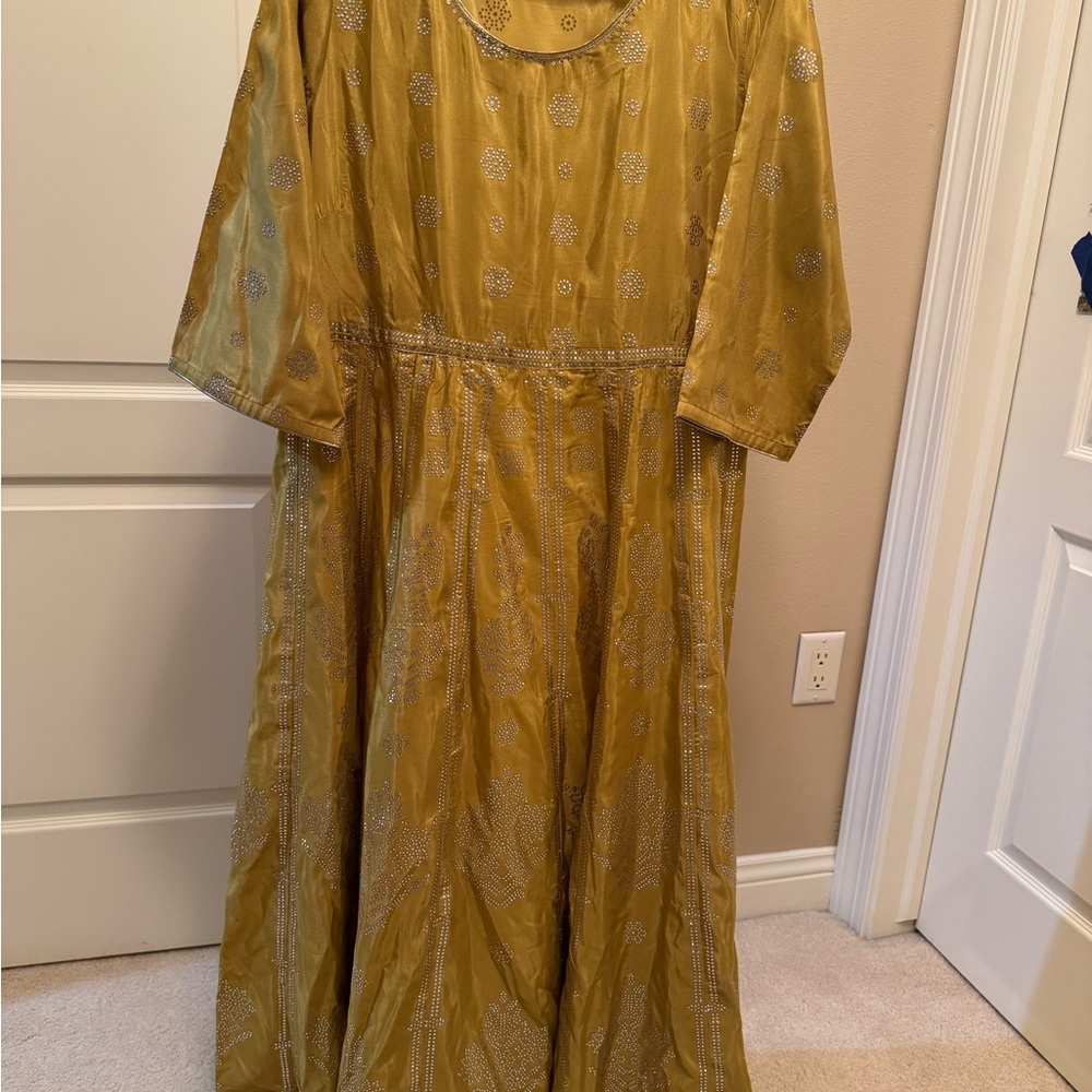NWOT Gorgeous gold studded makaish Women's gown/kurta
